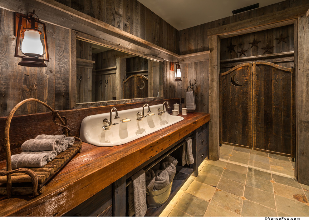 Стильный дизайн: главная ванная комната в стиле рустика с раковиной с несколькими смесителями, полом из сланца и столешницей из дерева - последний тренд