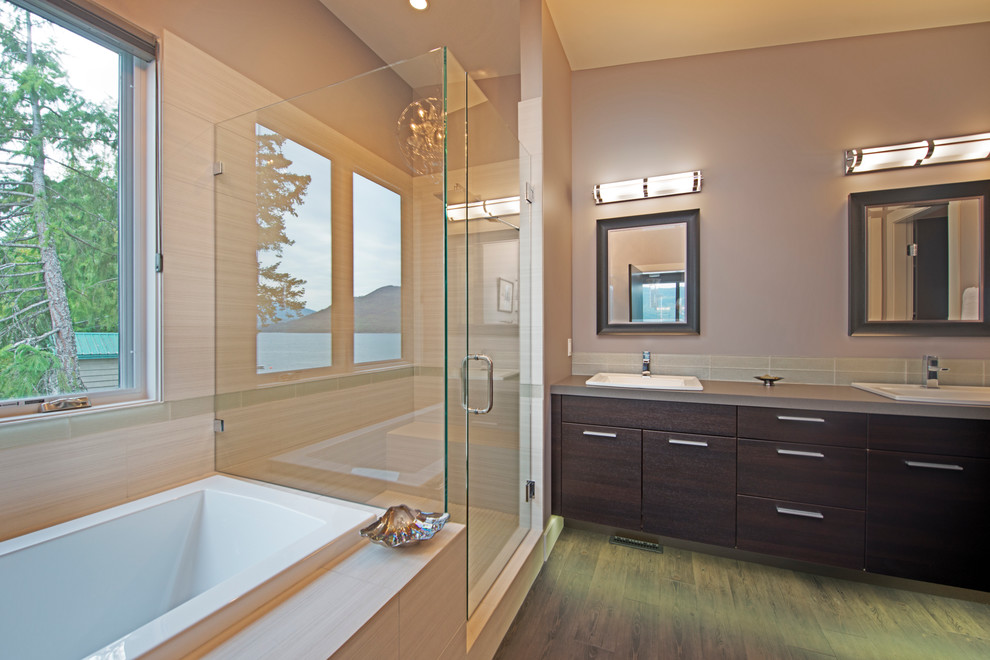 Идея дизайна: главная ванная комната среднего размера в современном стиле с накладной раковиной, плоскими фасадами, серыми фасадами, накладной ванной, открытым душем, раздельным унитазом, коричневой плиткой, стеклянной плиткой, коричневыми стенами и полом из линолеума