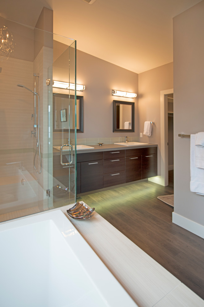 Inspiration för mellanstora moderna en-suite badrum, med ett nedsänkt handfat, släta luckor, grå skåp, ett platsbyggt badkar, en öppen dusch, en toalettstol med separat cisternkåpa, brun kakel, glaskakel, bruna väggar och linoleumgolv