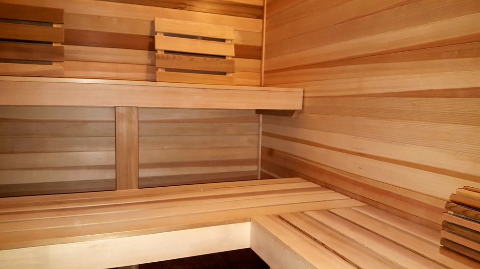 Diseño de cuarto de baño escandinavo de tamaño medio con paredes marrones, suelo laminado y suelo marrón