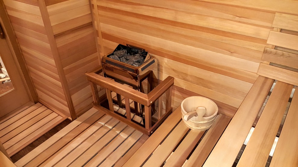 Пример оригинального дизайна: ванная комната среднего размера в скандинавском стиле с коричневыми стенами, полом из ламината и коричневым полом