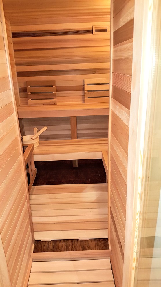 На фото: ванная комната среднего размера в скандинавском стиле с коричневыми стенами, полом из ламината и коричневым полом