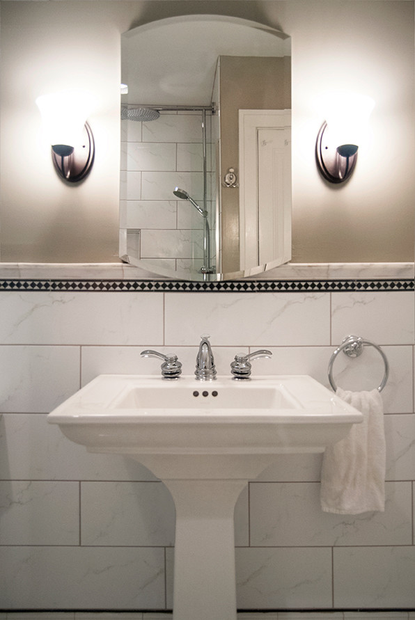 Ejemplo de cuarto de baño tradicional con lavabo con pedestal, paredes grises y suelo de mármol