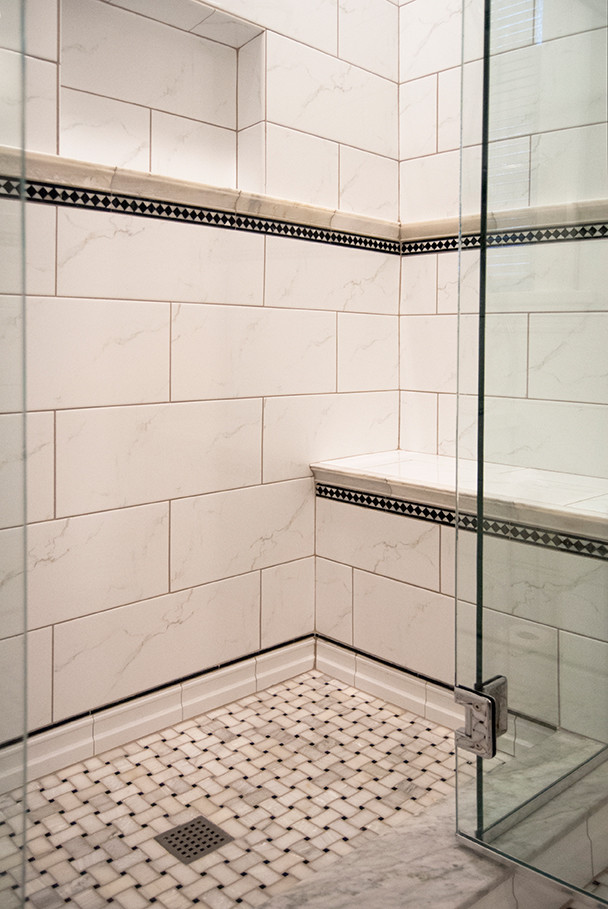 Diseño de cuarto de baño tradicional con lavabo con pedestal, paredes grises y suelo de mármol