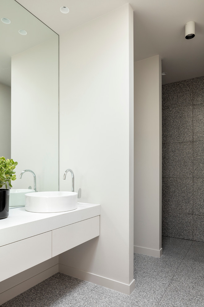 Mittelgroßes Modernes Badezimmer mit grauen Schränken, Duschnische, Toilette mit Aufsatzspülkasten, grauen Fliesen, Quarzit-Waschtisch und grauer Wandfarbe in Melbourne