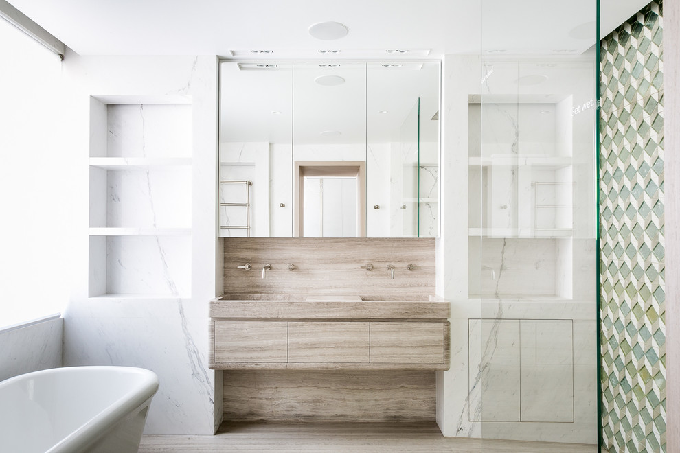 Immagine di una stanza da bagno padronale design di medie dimensioni con nessun'anta, vasca freestanding, doccia aperta, piastrelle di vetro, pavimento in marmo, top in marmo e doccia aperta