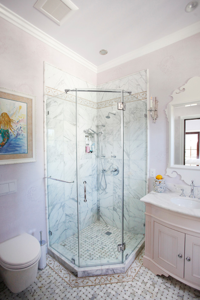 На фото: большая детская ванная комната в стиле неоклассика (современная классика) с фасадами с утопленной филенкой, ванной в нише, душем в нише, инсталляцией, разноцветной плиткой, розовыми стенами, мраморным полом, накладной раковиной и мраморной столешницей с