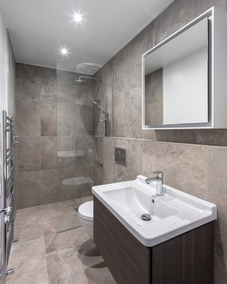 Bild på ett mellanstort vintage badrum med dusch, med luckor med glaspanel, vita skåp, våtrum, en vägghängd toalettstol, brun kakel, keramikplattor, bruna väggar, klinkergolv i keramik, ett väggmonterat handfat, brunt golv och med dusch som är öppen