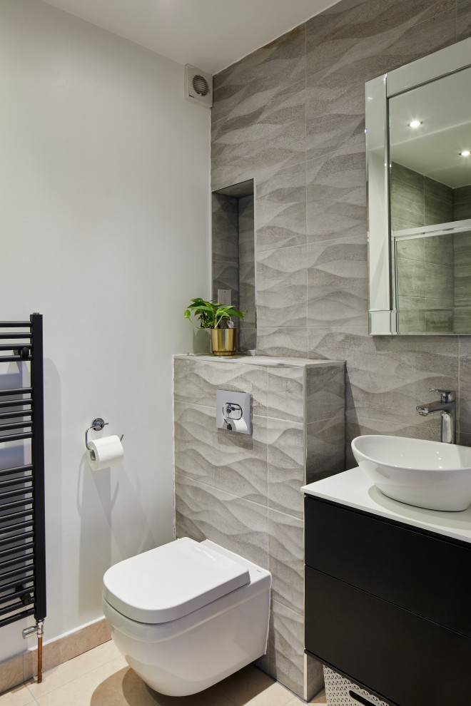 Inspiration för mellanstora moderna vitt badrum, med våtrum, en toalettstol med hel cisternkåpa, svart kakel, ett nedsänkt handfat, släta luckor, svarta skåp, grå väggar, klinkergolv i keramik och träbänkskiva