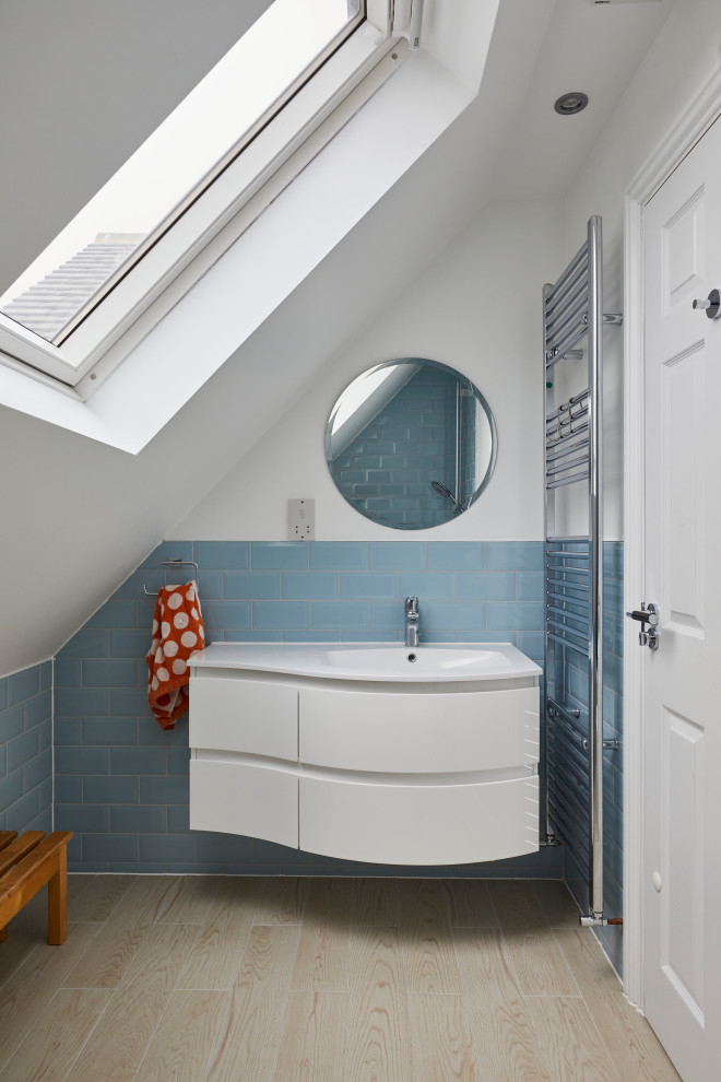Свежая идея для дизайна: ванная комната в современном стиле с тумбой под одну раковину и подвесной тумбой - отличное фото интерьера