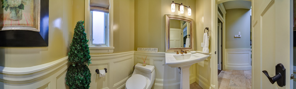 Esempio di una piccola stanza da bagno classica con WC monopezzo, pareti beige, pavimento in pietra calcarea e lavabo a colonna