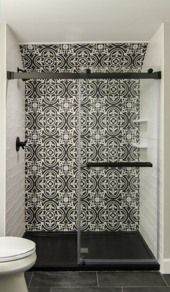 Свежая идея для дизайна: маленькая детская ванная комната в современном стиле с фасадами островного типа, светлыми деревянными фасадами, душем в нише, писсуаром, черно-белой плиткой, керамической плиткой, серыми стенами, полом из керамогранита, монолитной раковиной, столешницей из искусственного камня, черным полом, душем с раздвижными дверями и белой столешницей для на участке и в саду - отличное фото интерьера