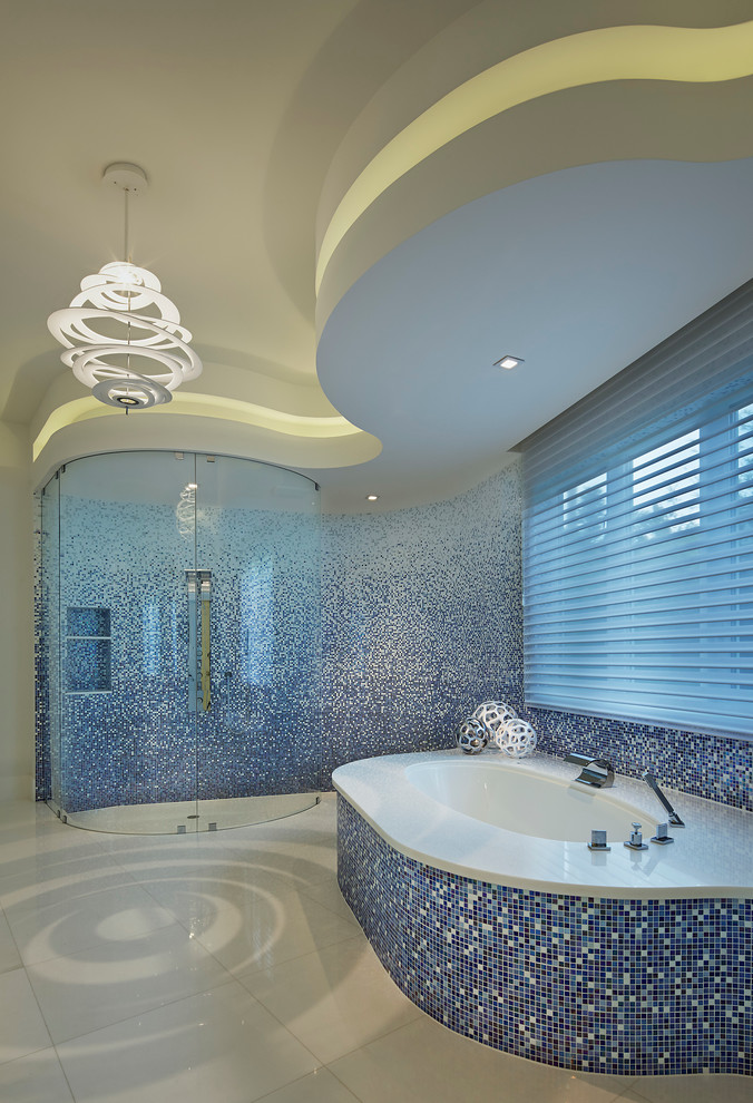 Diseño de cuarto de baño principal contemporáneo grande con bañera encastrada sin remate, ducha esquinera, baldosas y/o azulejos en mosaico, paredes azules, suelo de baldosas de porcelana y ducha con puerta con bisagras