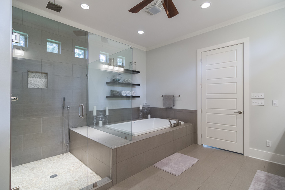 На фото: огромная главная ванная комната в современном стиле с белыми фасадами, столешницей из гранита и серой плиткой с