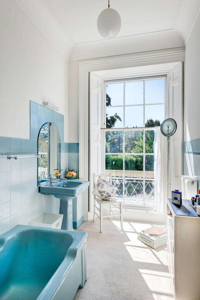 Inspiration för ett vintage badrum, med ett piedestal handfat, ett fristående badkar och blå kakel