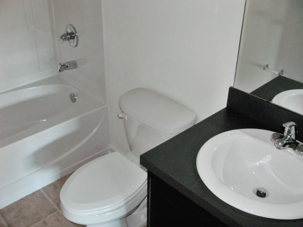 Пример оригинального дизайна: детская ванная комната среднего размера в классическом стиле с фасадами с утопленной филенкой, темными деревянными фасадами, ванной в нише, душем над ванной, раздельным унитазом, белыми стенами, полом из керамической плитки, накладной раковиной, разноцветным полом, шторкой для ванной и черной столешницей