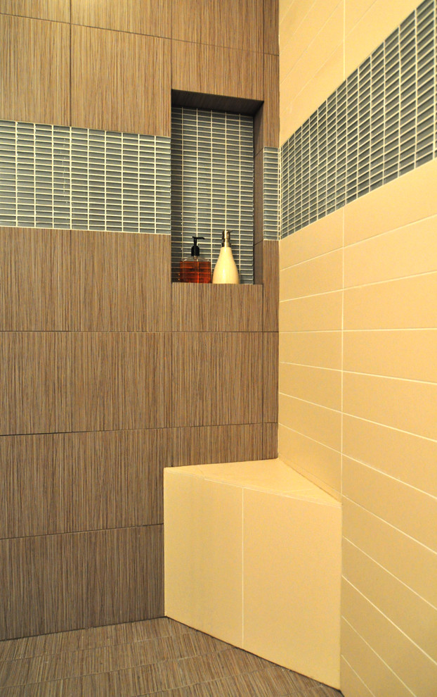 Immagine di una grande stanza da bagno padronale design con piastrelle a mosaico, lavabo sottopiano, doccia alcova, WC a due pezzi, piastrelle multicolore, pareti grigie e pavimento in gres porcellanato