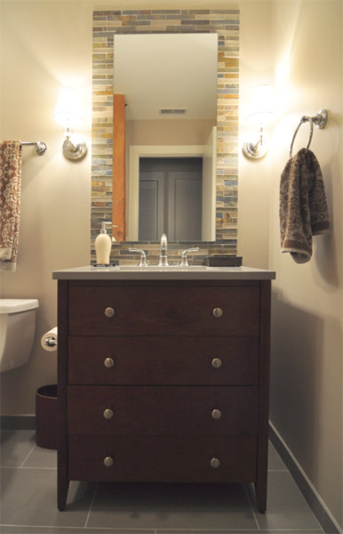 Пример оригинального дизайна: ванная комната среднего размера в классическом стиле с врезной раковиной, плоскими фасадами, темными деревянными фасадами, столешницей из искусственного кварца, раздельным унитазом, разноцветной плиткой, плиткой мозаикой, бежевыми стенами, полом из керамогранита и душевой кабиной
