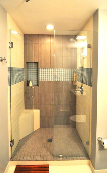 Exempel på ett stort modernt en-suite badrum, med ett undermonterad handfat, släta luckor, skåp i mörkt trä, bänkskiva i kvarts, ett badkar i en alkov, en dusch i en alkov, en toalettstol med separat cisternkåpa, flerfärgad kakel, mosaik, grå väggar och klinkergolv i porslin
