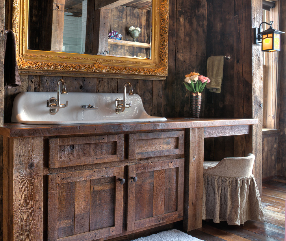 Ispirazione per una stanza da bagno padronale con ante in stile shaker, ante in legno scuro, pavimento in legno massello medio e lavabo rettangolare