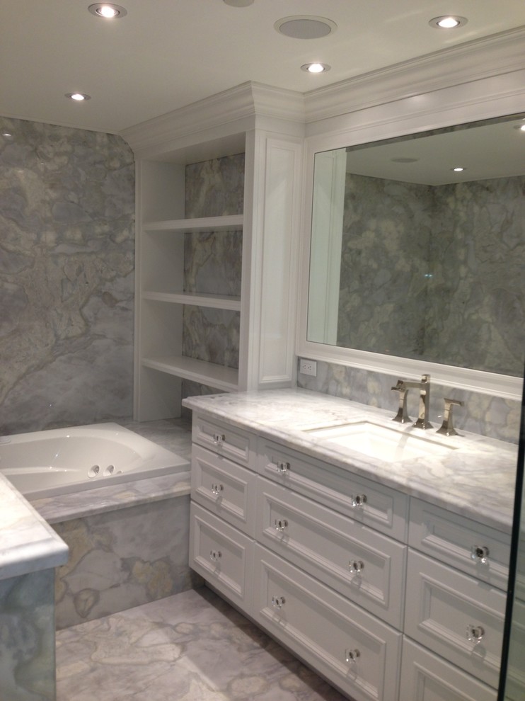Idéer för att renovera ett stort vintage en-suite badrum, med luckor med infälld panel, vita skåp, ett platsbyggt badkar, marmorkakel, ett undermonterad handfat och marmorbänkskiva
