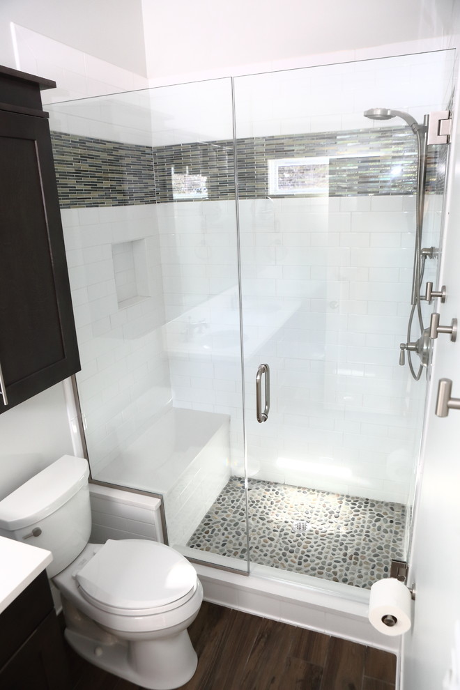 Exemple d'une salle de bain principale rétro en bois foncé de taille moyenne avec un lavabo encastré, un placard à porte plane, un plan de toilette en quartz modifié, une douche d'angle, un carrelage marron, des carreaux de céramique, un mur gris et un sol en carrelage de céramique.