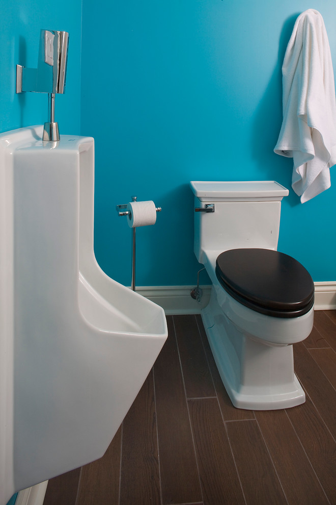 Esempio di una stanza da bagno moderna con lavabo a colonna, doccia aperta, orinatoio, piastrelle marroni, piastrelle in gres porcellanato, pareti blu e pavimento in gres porcellanato