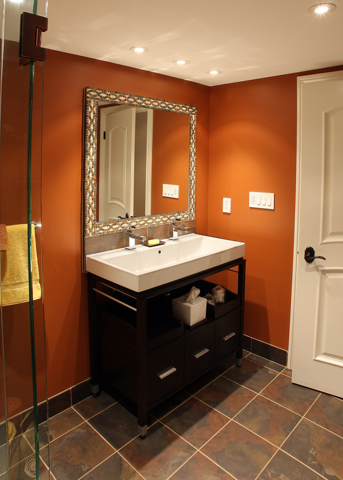 Diseño de cuarto de baño tradicional con lavabo de seno grande y parades naranjas