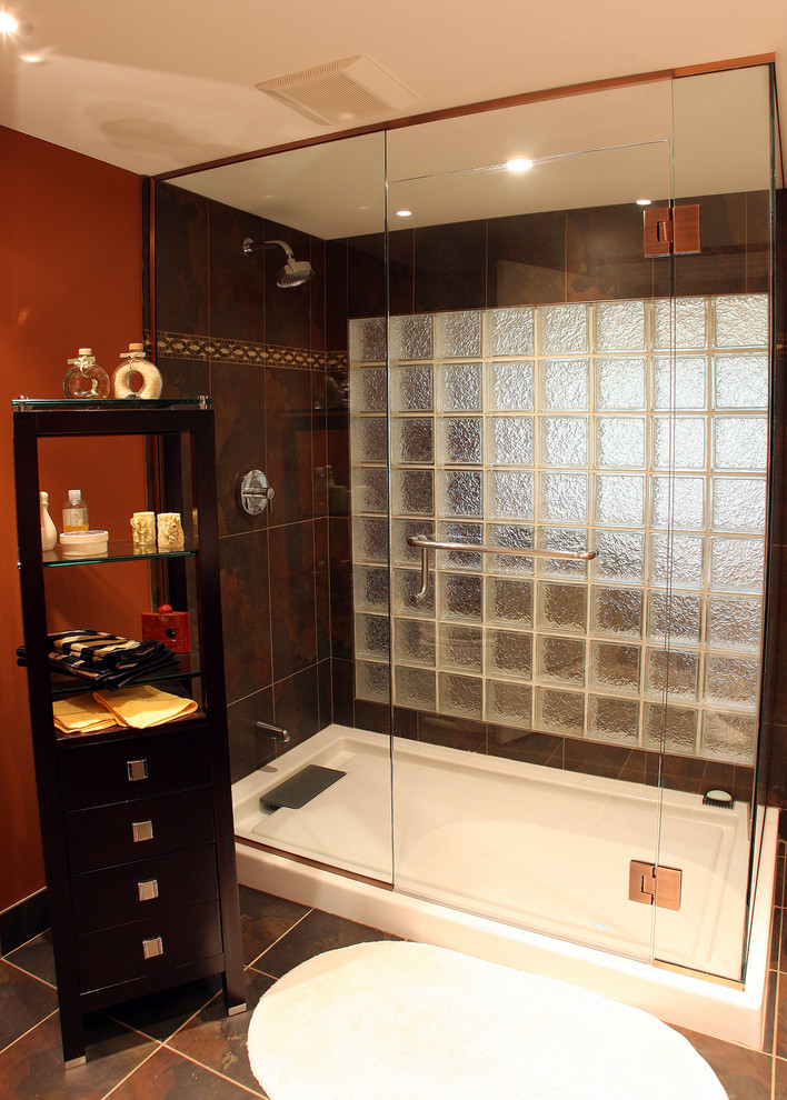 На фото: ванная комната в классическом стиле с душем в нише, коричневой плиткой и оранжевыми стенами