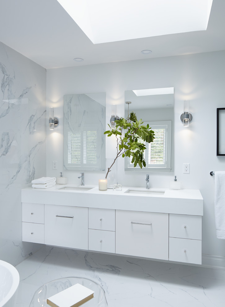 Стильный дизайн: главная ванная комната среднего размера в современном стиле с плоскими фасадами, белыми фасадами, белой плиткой, белыми стенами, врезной раковиной, столешницей из кварцита, белым полом и зеркалом с подсветкой - последний тренд