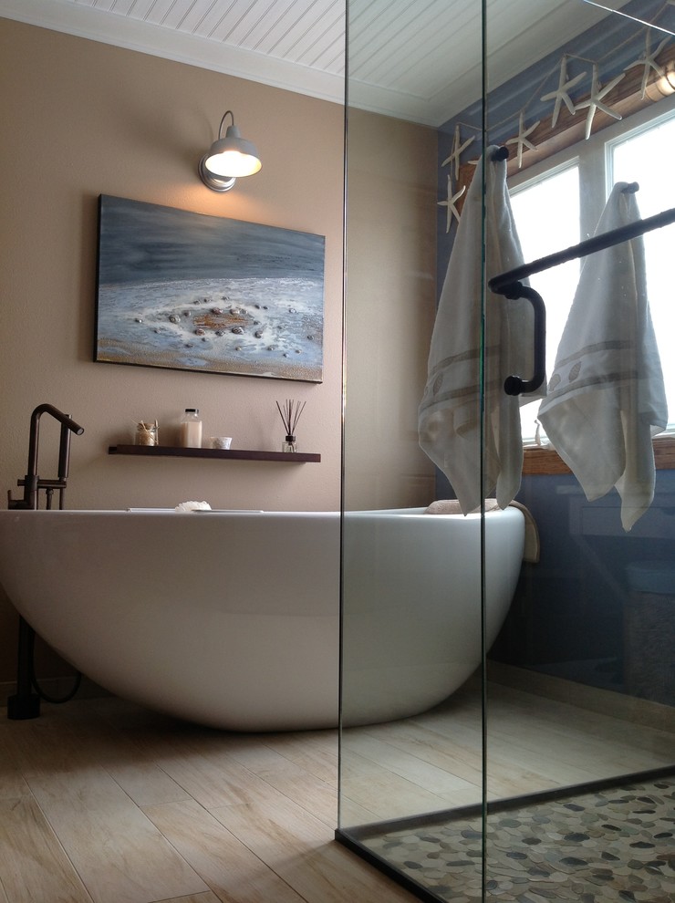 Idée de décoration pour une salle de bain marine en bois clair avec un lavabo encastré, un placard en trompe-l'oeil, un plan de toilette en granite, une baignoire indépendante, une douche à l'italienne, un carrelage beige et des carreaux de céramique.