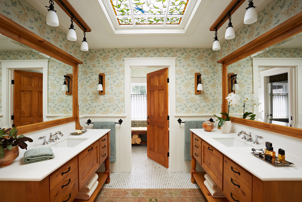 Идея дизайна: главная ванная комната в классическом стиле с фасадами цвета дерева среднего тона, врезной раковиной, белой плиткой, каменной плиткой, зелеными стенами и мраморным полом