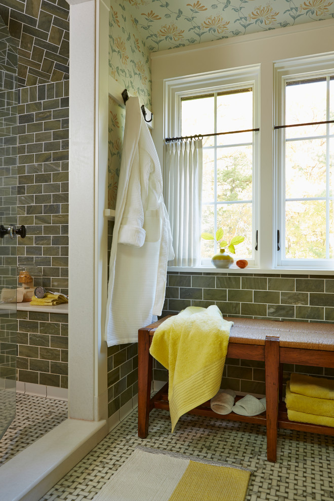 Idee per una stanza da bagno padronale classica con doccia alcova, piastrelle verdi, pareti verdi e pavimento in marmo