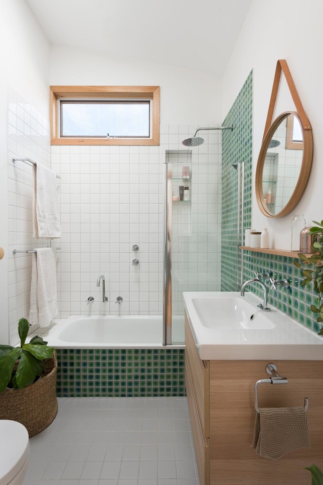 Идея дизайна: маленькая ванная комната в скандинавском стиле с зеленой плиткой и керамической плиткой для на участке и в саду