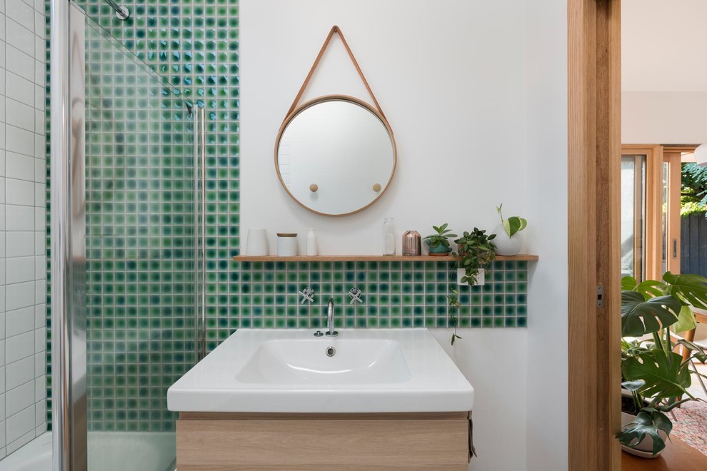 На фото: маленькая ванная комната в скандинавском стиле с зеленой плиткой и керамической плиткой для на участке и в саду с
