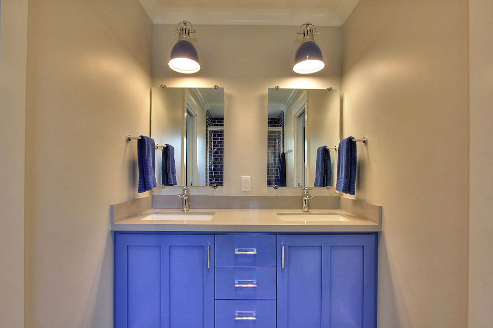 Inredning av ett klassiskt mellanstort badrum med dusch, med skåp i shakerstil, blå skåp, bruna väggar, ett undermonterad handfat och bänkskiva i kvarts