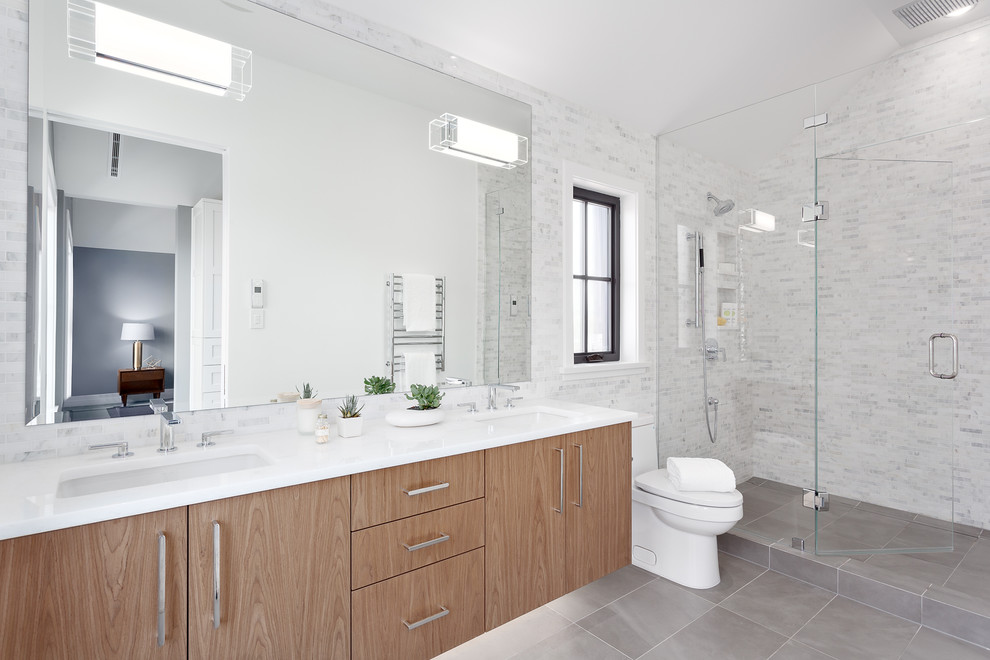 Exempel på ett klassiskt badrum med dusch, med släta luckor, skåp i mellenmörkt trä, en dusch i en alkov, vit kakel, marmorkakel, ett undermonterad handfat, grått golv och dusch med gångjärnsdörr
