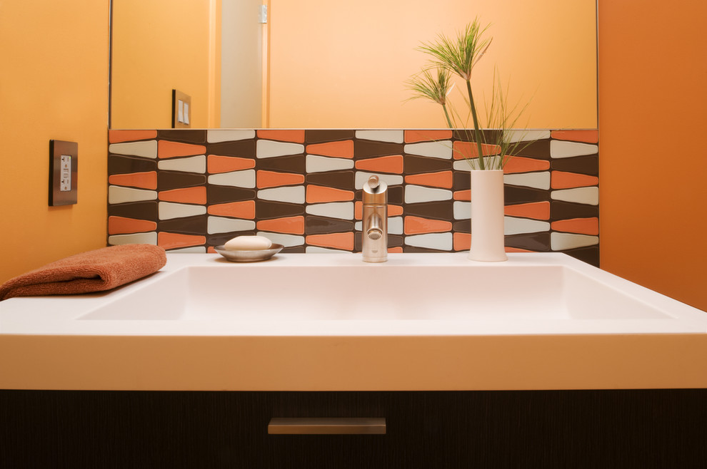 Стильный дизайн: ванная комната в стиле модернизм с монолитной раковиной и разноцветной плиткой - последний тренд