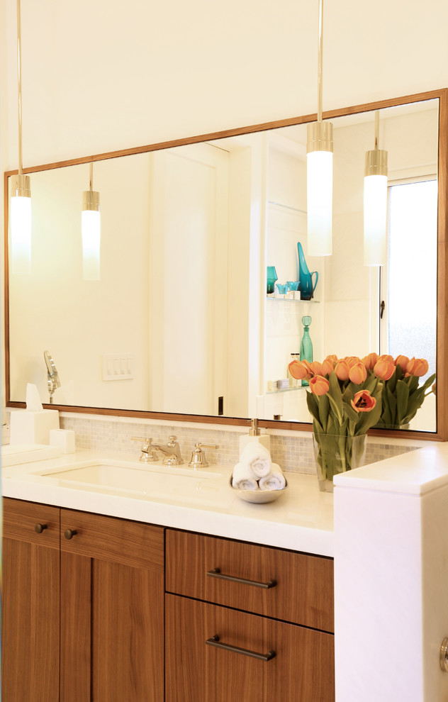 Mittelgroßes Klassisches Badezimmer mit Unterbauwaschbecken, profilierten Schrankfronten, hellbraunen Holzschränken, Quarzwerkstein-Waschtisch, beigen Fliesen, Mosaikfliesen und weißer Wandfarbe in Denver
