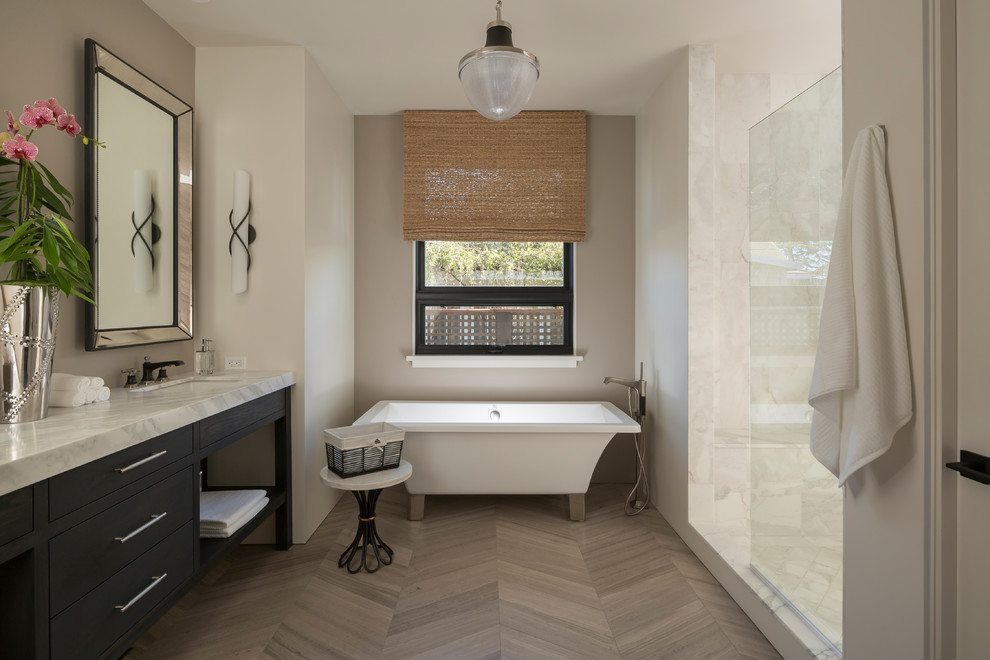 Exempel på ett lantligt en-suite badrum, med släta luckor, svarta skåp, ett fristående badkar, en dusch i en alkov, ett undermonterad handfat, beiget golv, med dusch som är öppen och grå väggar