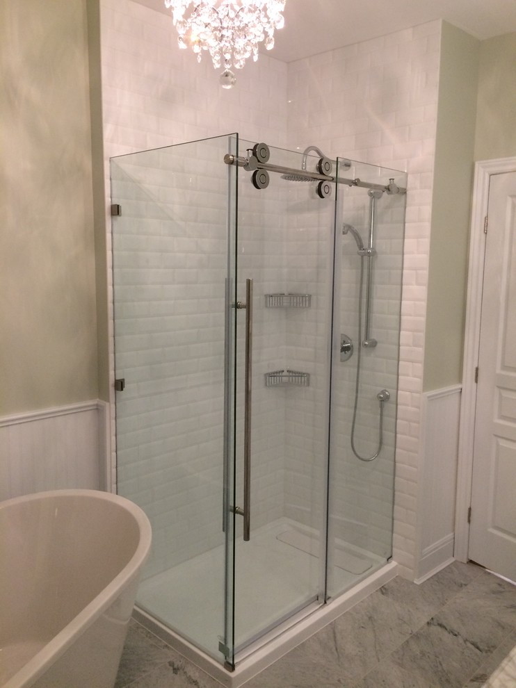 Inspiration för ett mellanstort maritimt en-suite badrum, med luckor med infälld panel, vita skåp, ett fristående badkar, gröna väggar, ett undermonterad handfat, dusch med gångjärnsdörr, vit kakel och tunnelbanekakel