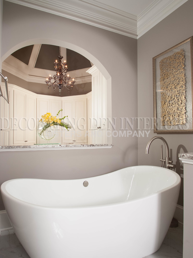 Idéer för ett mellanstort klassiskt badrum, med grå skåp, ett fristående badkar, en öppen dusch, vit kakel, cementkakel, grå väggar, ett undermonterad handfat och granitbänkskiva