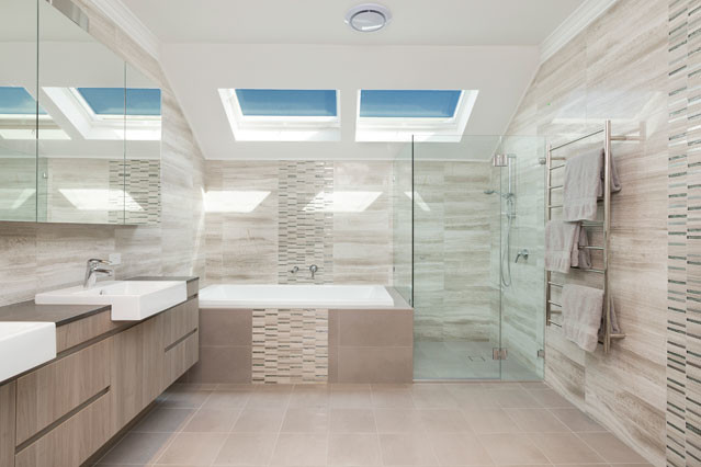 Diseño de cuarto de baño moderno grande con armarios con paneles lisos, puertas de armario marrones, bañera esquinera, ducha esquinera, baldosas y/o azulejos beige, baldosas y/o azulejos marrones y paredes marrones