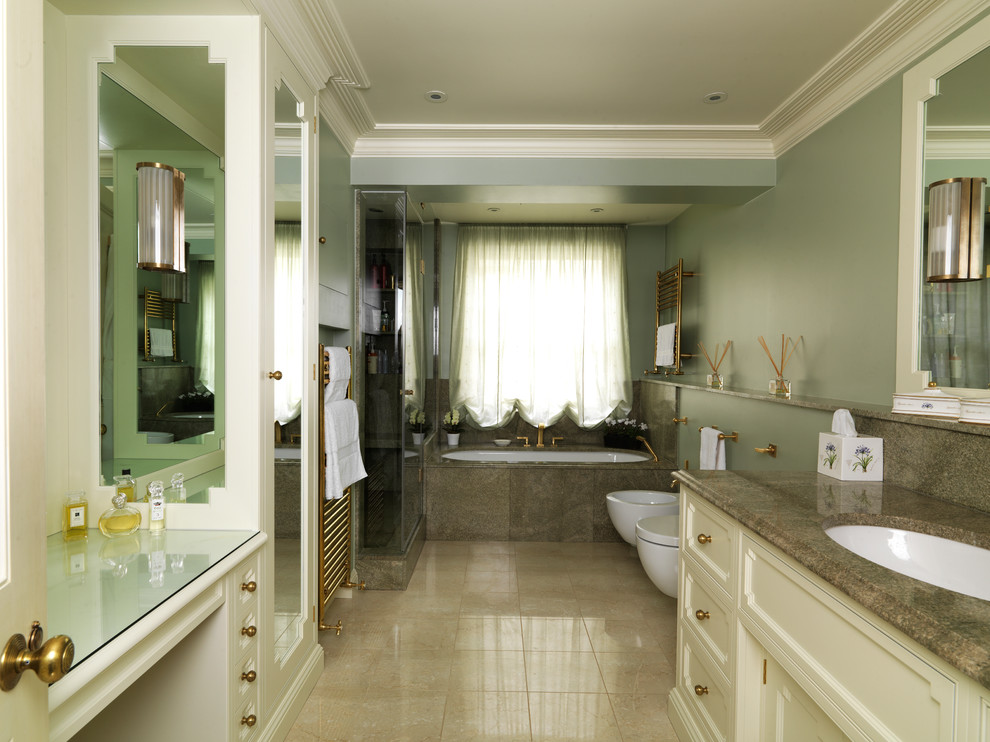 Idée de décoration pour une salle de bain victorienne avec un bidet et un lavabo encastré.