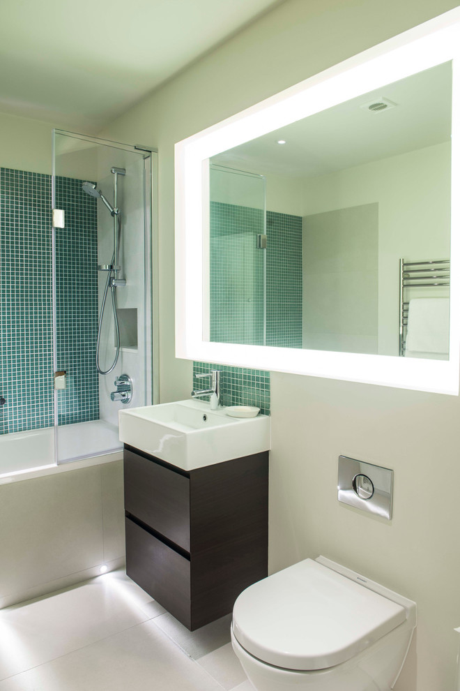 Идея дизайна: ванная комната в стиле неоклассика (современная классика) с фасадами островного типа, темными деревянными фасадами, накладной ванной, инсталляцией, белой плиткой, разноцветными стенами и накладной раковиной