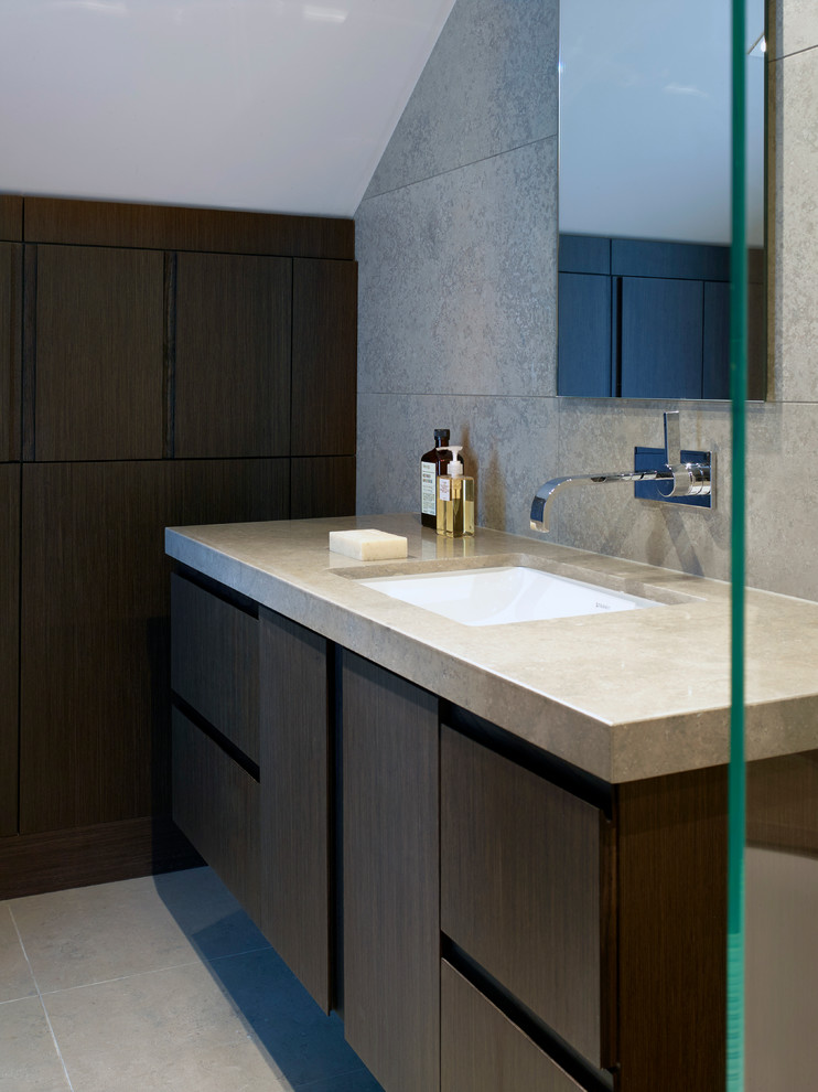 Стильный дизайн: маленькая главная ванная комната в современном стиле с плоскими фасадами и темными деревянными фасадами для на участке и в саду - последний тренд