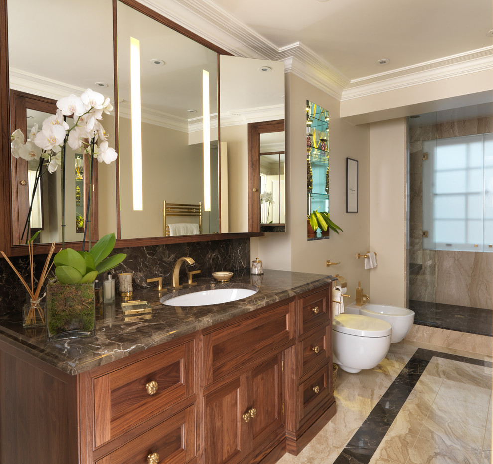 Diseño de cuarto de baño tradicional con bidé y encimeras marrones