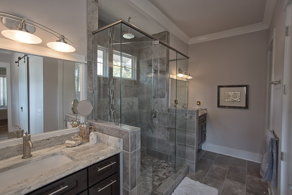 Idee per una stanza da bagno classica con ante in stile shaker, ante marroni, doccia aperta, piastrelle grigie, lastra di vetro, lavabo sottopiano e top in granito