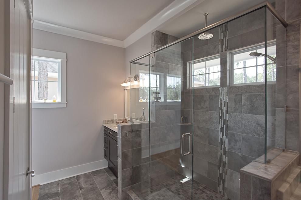 Klassisk inredning av ett badrum, med skåp i shakerstil, bruna skåp, en öppen dusch, grå kakel, glasskiva, ett undermonterad handfat och granitbänkskiva