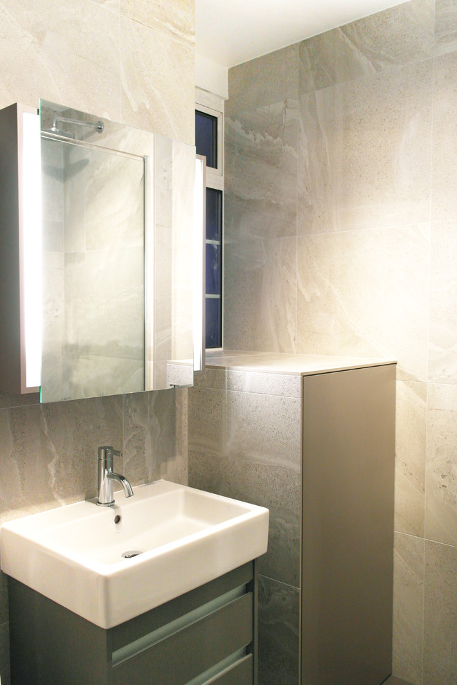 Стильный дизайн: ванная комната среднего размера в современном стиле с стеклянными фасадами, серыми фасадами, угловым душем, унитазом-моноблоком, серой плиткой, керамогранитной плиткой, душевой кабиной, подвесной раковиной и столешницей из плитки - последний тренд